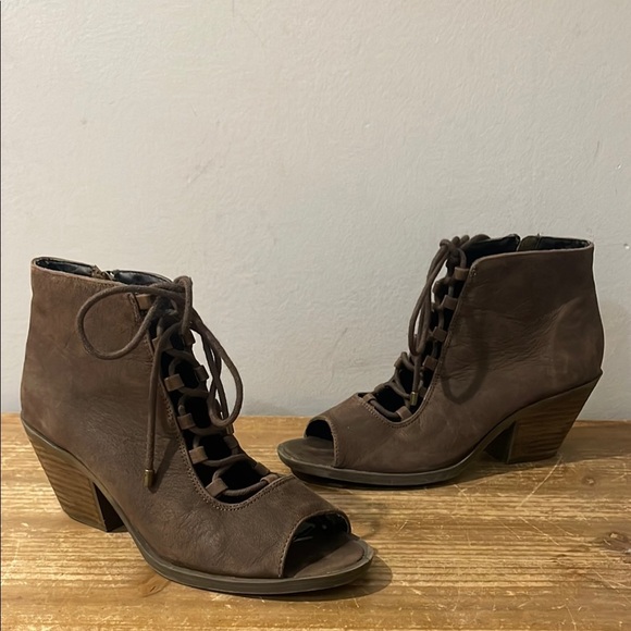 Adam Tucker by Me Too size 7.5 chocolate Brown Lace-Up Peep Toe Ankle Boots - Picture 1 of 10